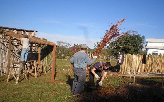 Paskal y Elorri construyendo el gallinero.JPG